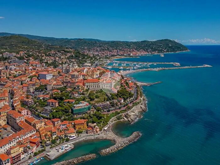 Appartamento quadrilocale in vendita in Via Felice Cascione, Imperia