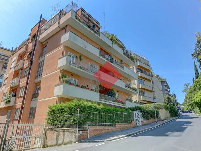 Appartamento bilocale in vendita in Via Monterosi, Roma