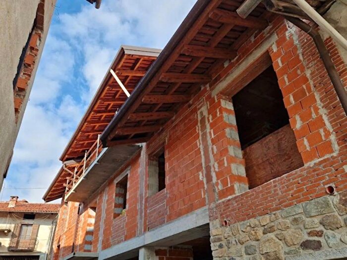 Casa con 8 locali in vendita in Via Garibaldi Burolo, Burolo