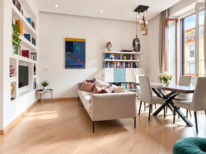Appartamento trilocale in vendita in Via Giuseppe Compagnoni, Milano