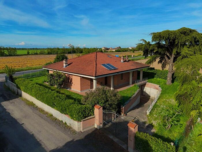 Casa quadrilocale in vendita in Strada Statale per Alessandria Tortona Alessandria, Tortona