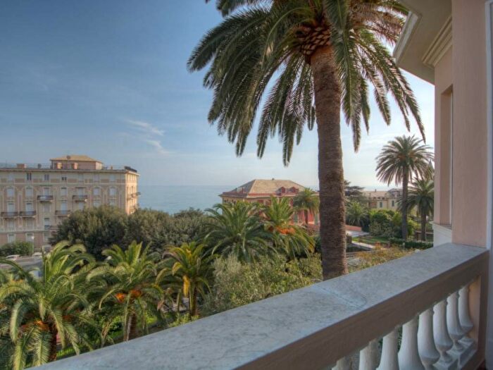 Appartamento trilocale in affitto in Via Aprile, Centro, Varazze