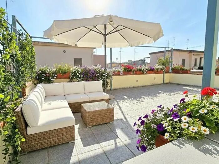 Casa con 8 locali in vendita in Prato