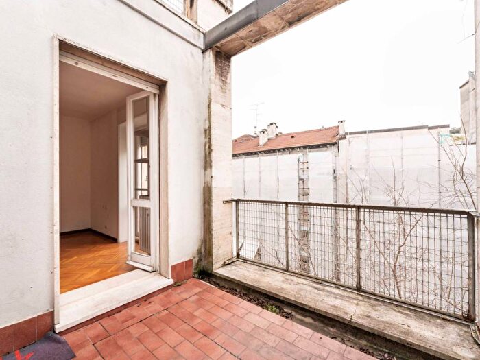 Appartamento quadrilocale in affitto in Via Macedonio Melloni, Piave Tricolore, Milano