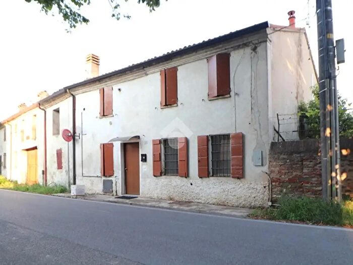 Casa quadrilocale in vendita in Piazza Ippolito Nievo, Rodigo