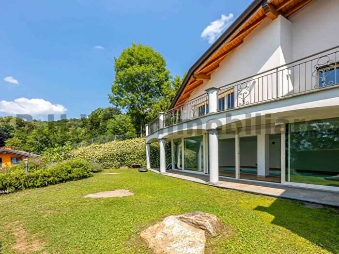 Casa con 6 locali in vendita in Bedero Valcuvia