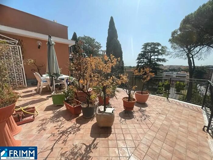 Appartamento con 5 locali in vendita in Via Sangemini, Roma