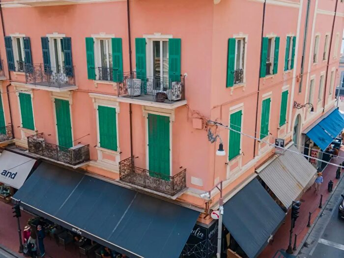 Appartamento con 10 locali in vendita in Via Roma, Bordighera