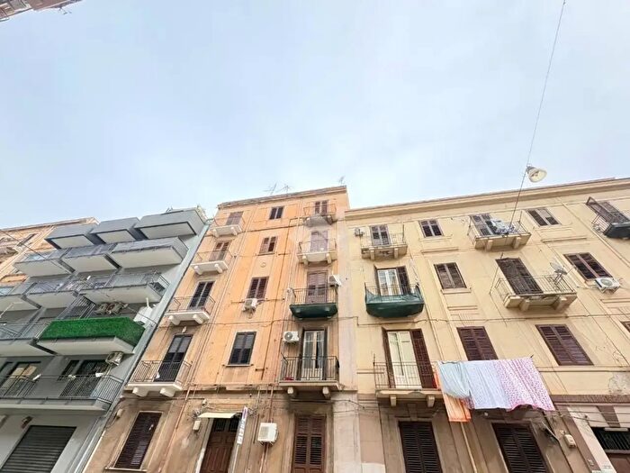 Appartamento quadrilocale in affitto in Via Paolo Emiliani Giudici, Palermo
