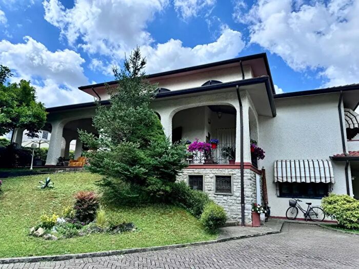 Casa con 10 locali in vendita in Camaiore