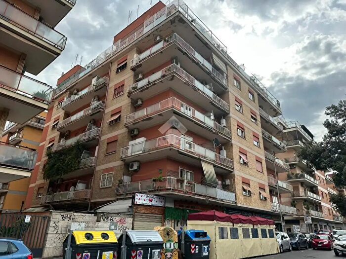 Appartamento trilocale in vendita in Viale della Primavera, Roma