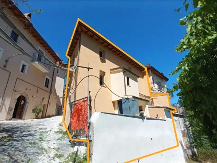 Casa quadrilocale in vendita in Via Cicisbei, Lucoli