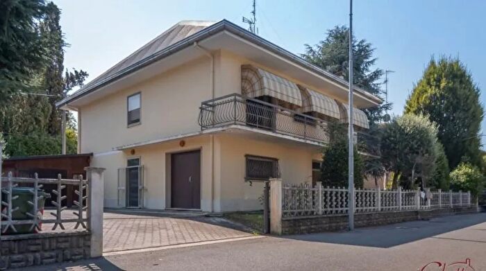 Casa con 8 locali in vendita in Via dei Ciclamini Cento Cento Paese Ferrara, Cento