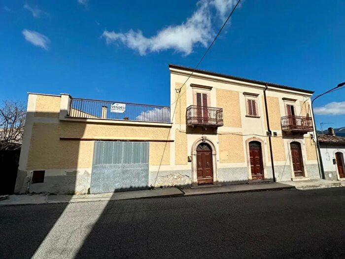 Casa quadrilocale in vendita in Via Roma Snc, Capestrano