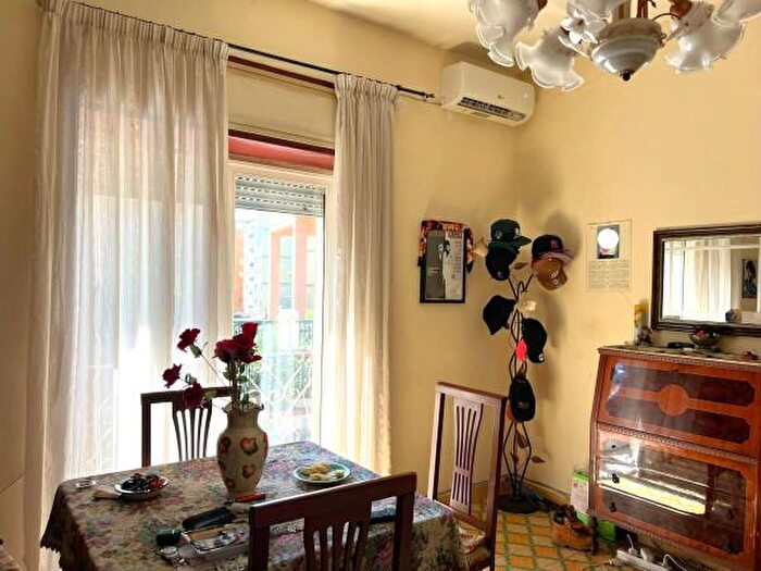 Appartamento trilocale in vendita in Via San Giacomo dei Capri, Napoli