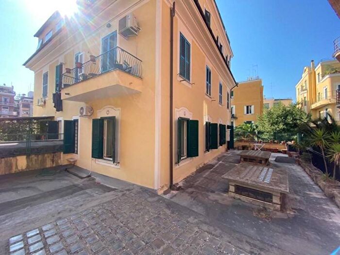 Appartamento trilocale in affitto in Via Licinia, Aventino, Roma