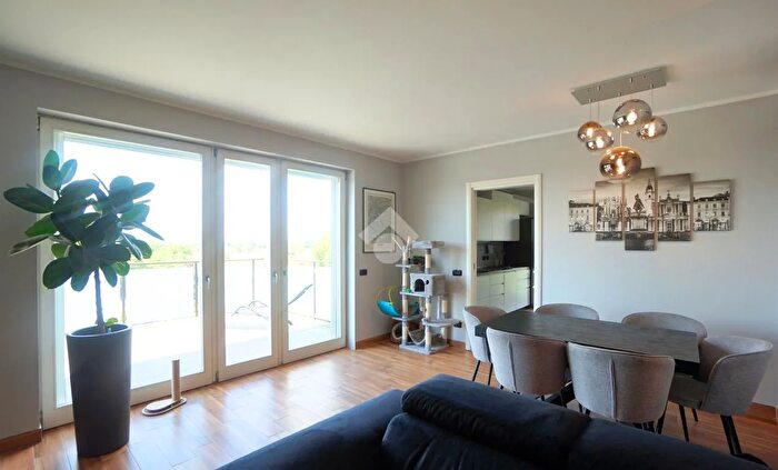 Appartamento trilocale in vendita in Via Camillo Guidelli, Modena