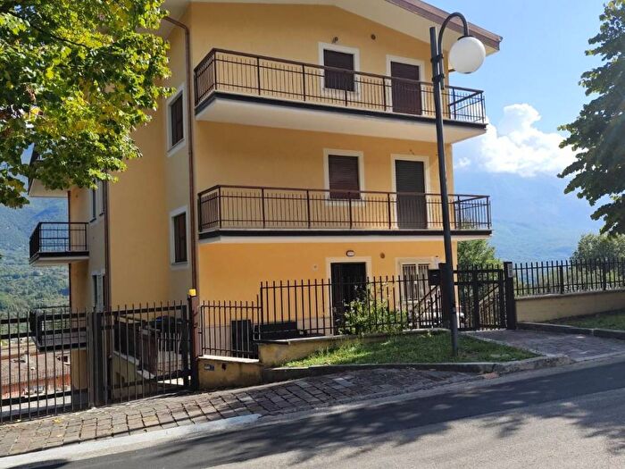 Appartamento trilocale in affitto in Via Fiume, Roccavivi, San Vincenzo Valle Roveto