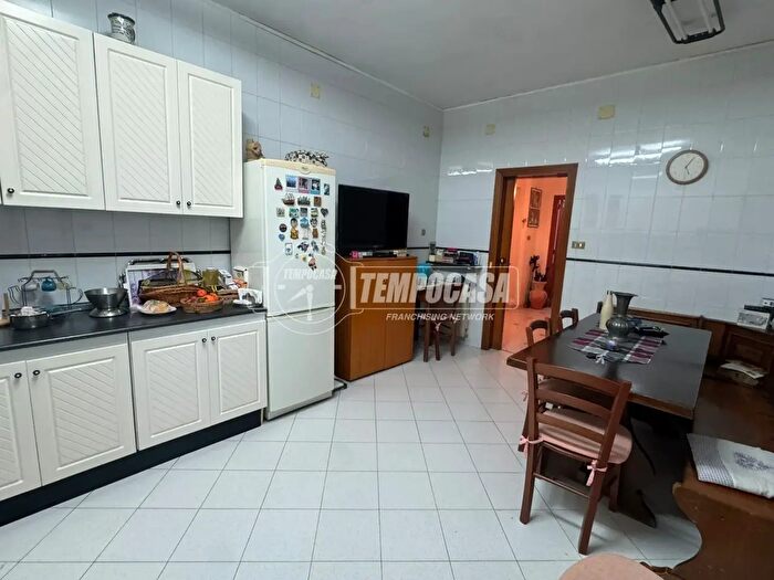 Appartamento con 5 locali in vendita in Napoli