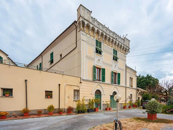 Casa con 20 locali in vendita in Via Savona, Quiliano