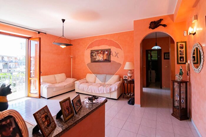 Appartamento trilocale in vendita in Via Giuseppe Leonardi, Aci Catena