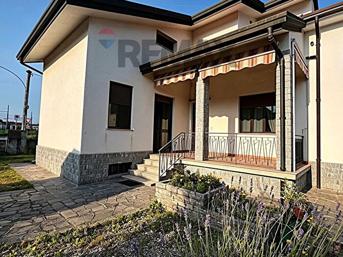 Casa con 7 locali in vendita in Via Carroccio, Magnago