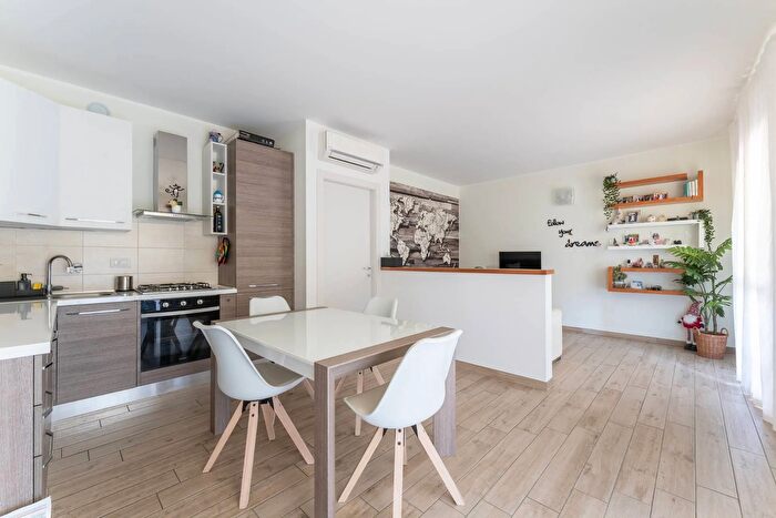 Appartamento trilocale in vendita in Via Erice, Milano