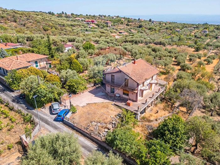 Casa con 8 locali in vendita in Cda Iazzo Vecchia Strada Serafica, Santa Maria Di Licodia