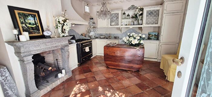 Casa con 8 locali in vendita in Via Menotti, Pesaro