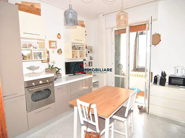 Appartamento con 6 locali in vendita in Via degli Scarronzoni, Livorno