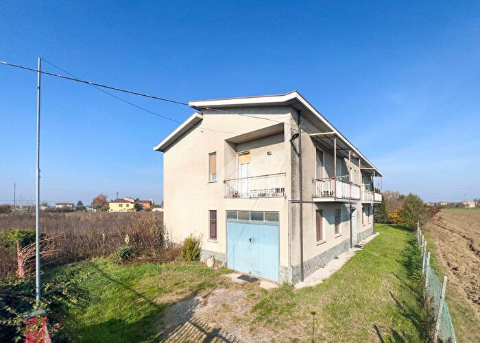 Casa con 6 locali in vendita in Via Privata Rosa Nera, Broni