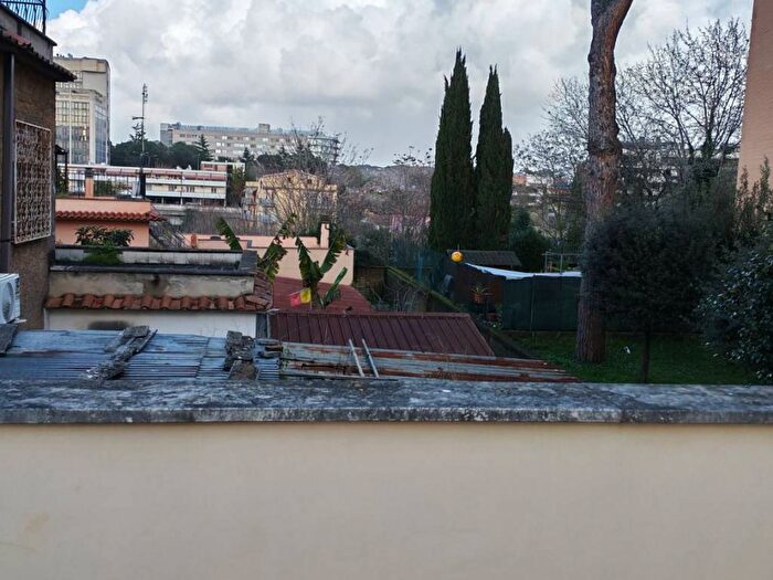 Casa quadrilocale in affitto in Via di Valle del Grottone, Rinnovamento, Roma