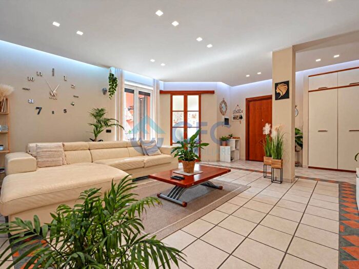 Appartamento quadrilocale in vendita in Via Giuseppe Mazzini, Segrate Centro, Segrate