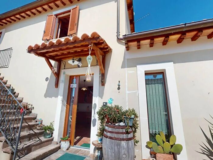 Casa con 8 locali in vendita in Via Leonardo da Vinci, Foligno