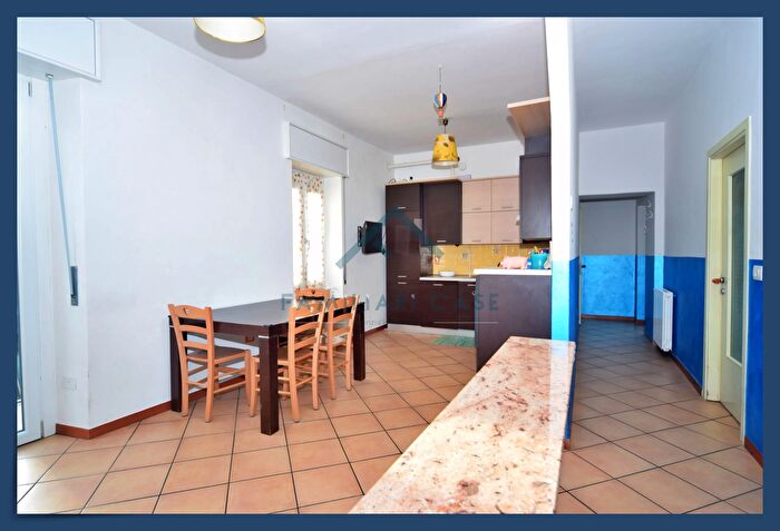 Appartamento quadrilocale in vendita in Via Sardegna, Buguggiate