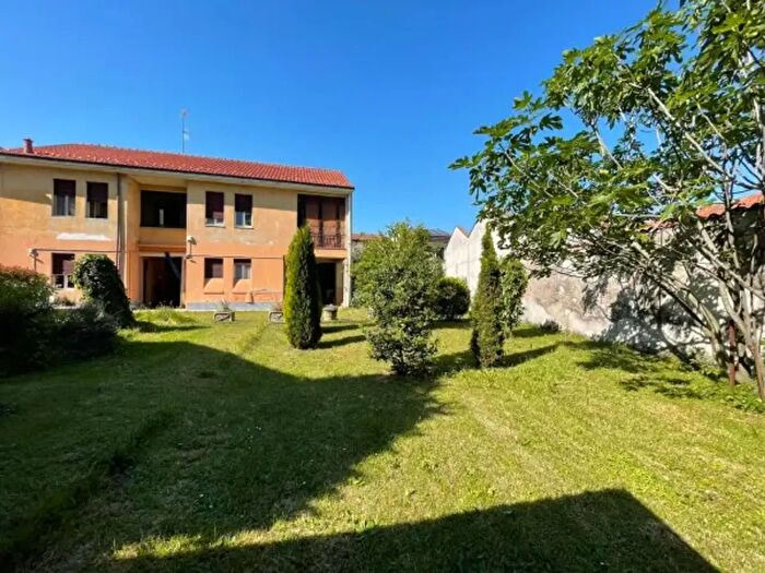 Casa con 6 locali in vendita in Via Giosuè Carducci, Buscate