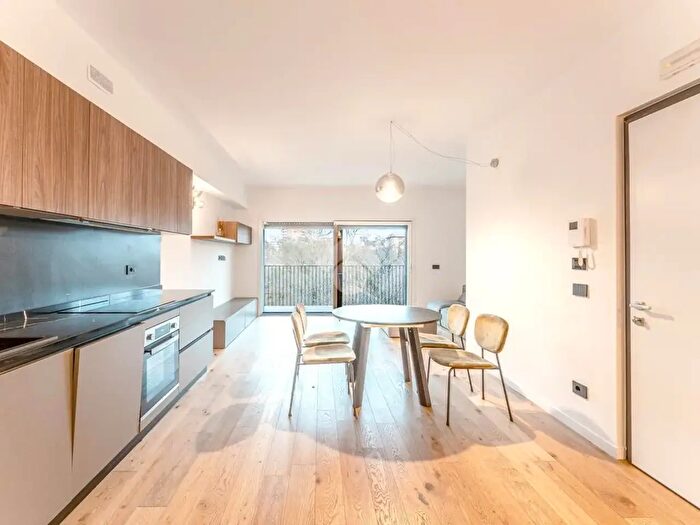 Appartamento trilocale in vendita in Via Giuseppe Guerzoni, Milano