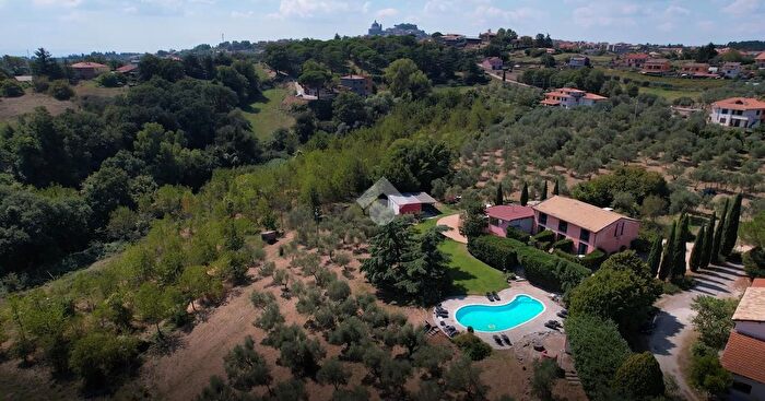 Casa con 8 locali in vendita in Via Cipollone, Montefiascone