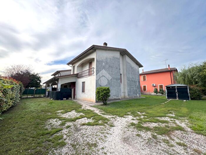 Casa quadrilocale in vendita in Via Mutilati E Caduti sul Lavoro, Acquanegra Sul Chiese