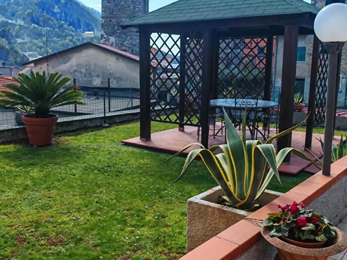 Casa con 10 locali in vendita in Carrara