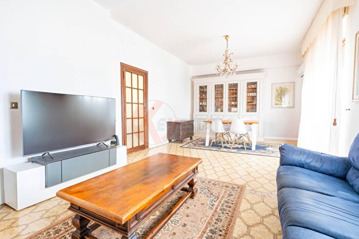 Appartamento con 8 locali in vendita in Via Armando Diaz, Sassari