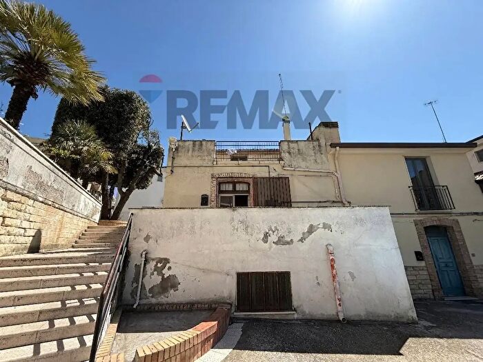 Casa con 8 locali in vendita in Via dei Caduti, Grassano