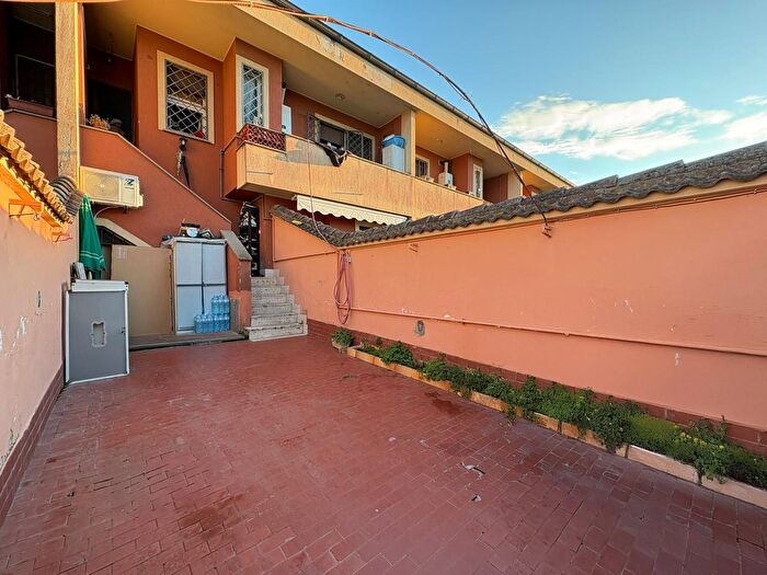 Casa trilocale in vendita in Via Lago di Garda, Pomezia