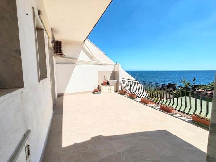 Appartamento con 5 locali in vendita in Via Carammone SNC, Acireale