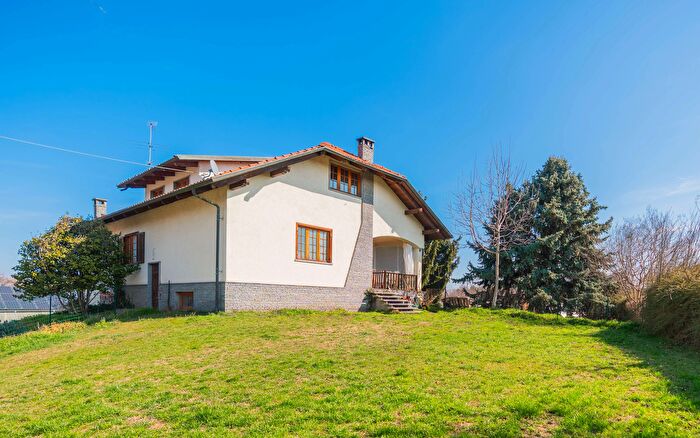 Casa con 9 locali in vendita in Via Germanasca, Pinerolo