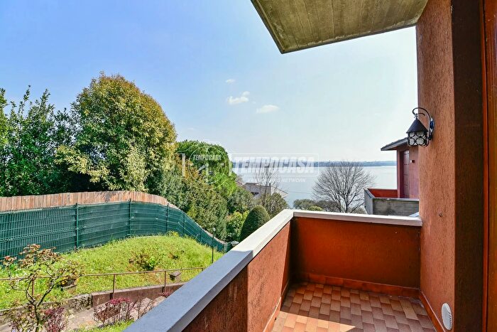 Appartamento trilocale in vendita in Via Zoli, Pusiano