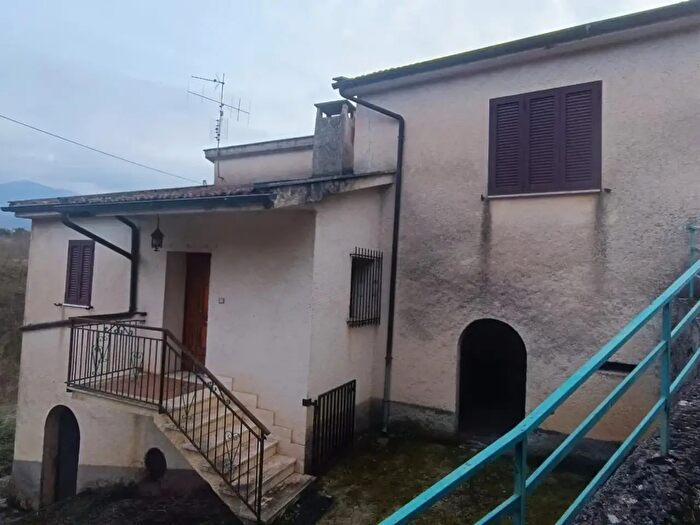 Casa trilocale in vendita in Via Tirlo, Casalvieri