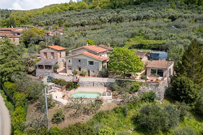 Casa con 15 locali in vendita in Monsummano Terme