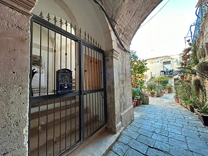 Appartamento con 5 locali in vendita in Via Mirabella, Siracusa