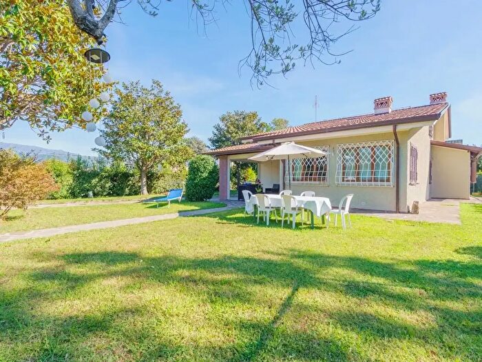 Casa con 9 locali in vendita in Camaiore